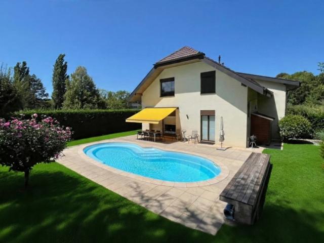 WUNDERSCHÖNE 7,5 ZIMMER FREISTEHENDE VILLA MIT SWIMMINGPOOL IN EINER SEHR RUHIGEN WOHNGEGEND