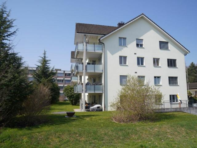 Wunderschöne 4.5 Gartenwohnung im Eigentumsstandard mit Cheminée an sehr ruhiger und südlicher Lage