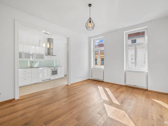 Wunderschöne 4 ZIMMER ALTBAUWOHNUNG mit Balkon nahe Schlossquadrat