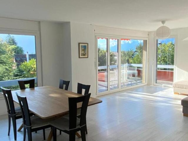 Wunderschöne 4 Zimmer Wohnung, renoviert, mit Seeblick & Terrasse!