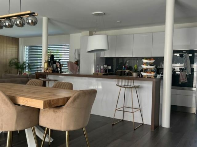 Wunderschöne angrenzende Villa mit zwei Gärten in ruhiger Umgebung in Cudrefin