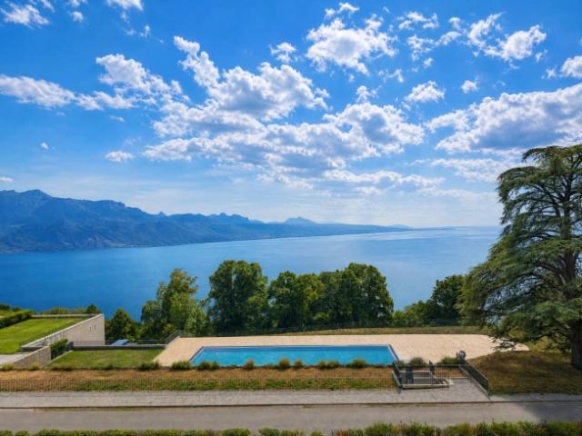 Wunderschöne aktuelle 3,5 Zimmer Wohnung mit großem Balkon und Blick auf den See