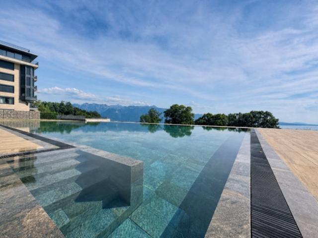Wunderschöne aktuelle 3,5 Zimmer Wohnung mit großem Balkon und Blick auf den See