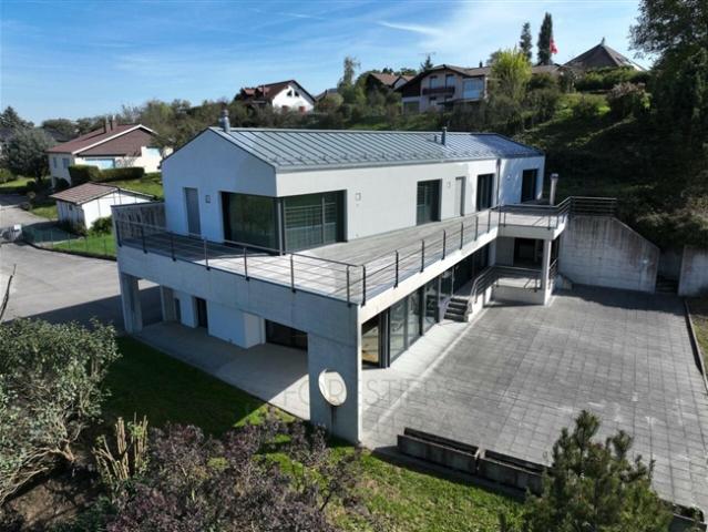 Wunderschöne Architektenvilla von 300m2 auf einem Grundstück von 2'333m2