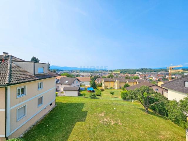 Wunderschöne Aussicht in einer charmanten renovierten 4,5 Zimmer Wohnung im ersten Stock