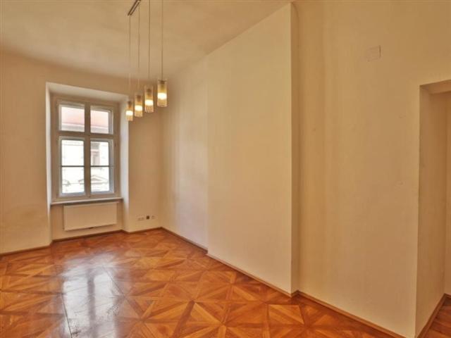 Wunderschöne gepflegte Altbau Wohnung mit 8 Zimmern zu verkaufen