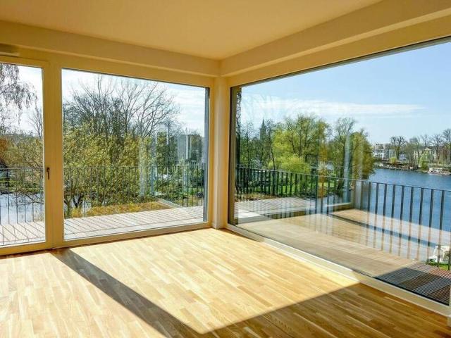 Wunderschöne geräumige Wohnung mit traumhaftem Wasserblick und zwei großen Balkonen