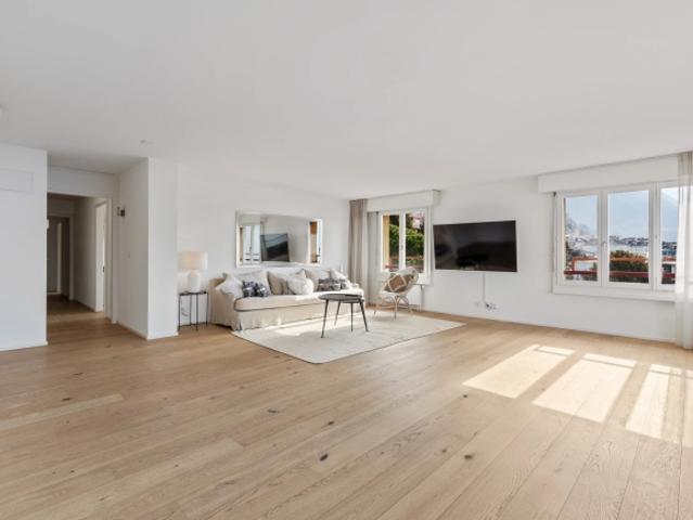 Wunderschöne, geräumige 6,5 Zimmer Wohnung mit 175 m² im 8. Stock