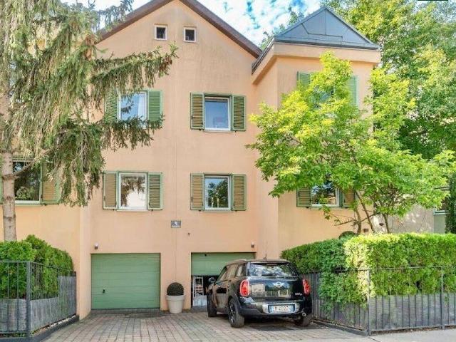 Stylische Doppelhaushälfte mit Wintergarten, Terrasse und Gartenlounge