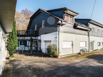 Wunderschöne Doppelhaushälfte mit Traumgarten, Gewerbeeinheit und 4 Garagen im Teileigentum!