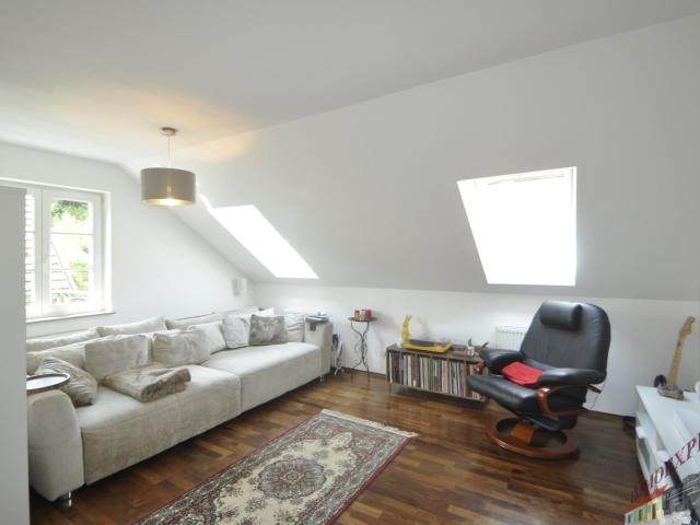 Wunderschöne Dachgeschoss Wohnung in Pressbaum mit Pool und Sehr Großem Garten
