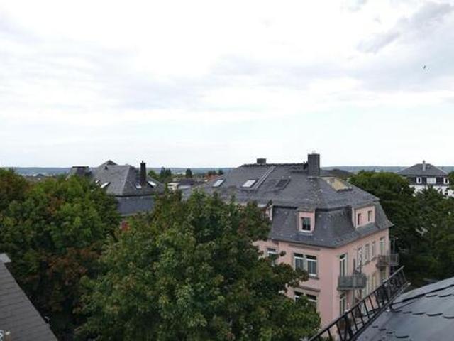 Wunderschöne Dachgeschoss Wohnung in ruhiger und grüner Lage ab sofort zu vermieten!