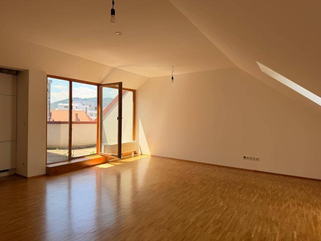 Wunderschöne Dachgeschosswohnung mit Ausblick auf den Schlossberg in zentraler Lage zu verkaufen