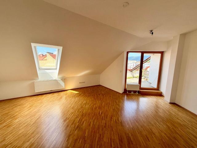 Wunderschöne Dachgeschosswohnung mit Loggia in zentraler Lage zu verkaufen