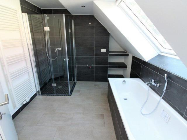 Stilvolle 2 Zimmer Denkmalwohnung mit Balkon, Parkett, Duschbad und Stellplatz! Erstbezug!
