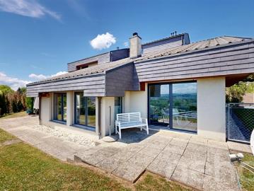 Wunderschöne Einzelvilla mit Panoramablick auf den See