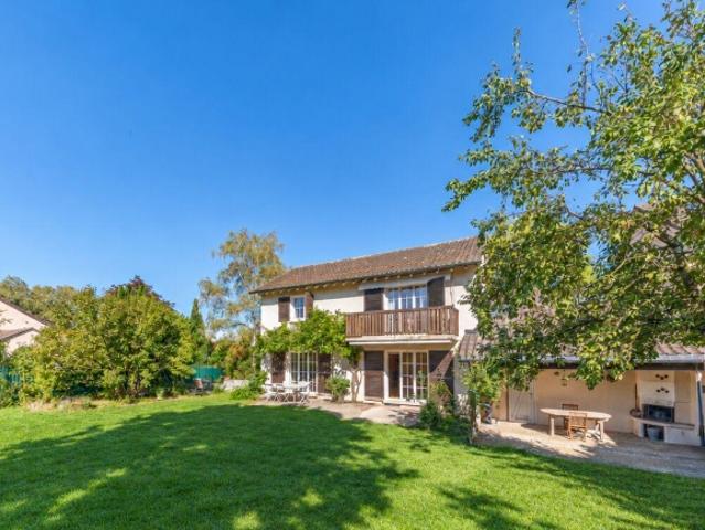 Wunderschöne Familienvilla in grüner Umgebung