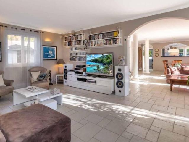 Wunderschöne Familienvilla mit Pool und Seesicht
