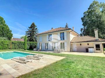 Wunderschöne freistehende Villa mit 4 Schlafzimmern und Pool