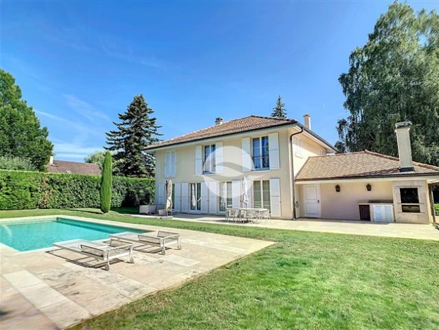 Wunderschöne freistehende Villa mit 4 Schlafzimmern und Pool