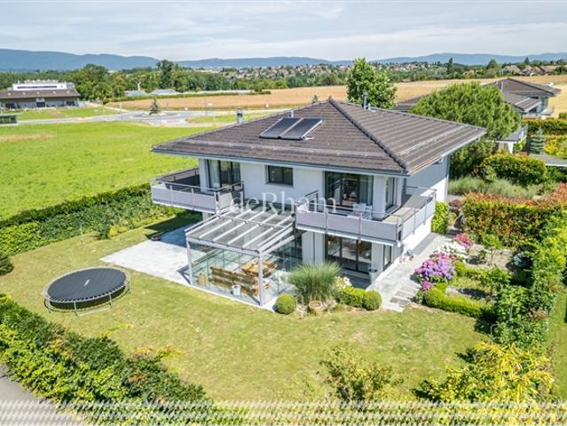 Wunderschöne freistehende Villa mit 6,5 Zimmern und Garten
