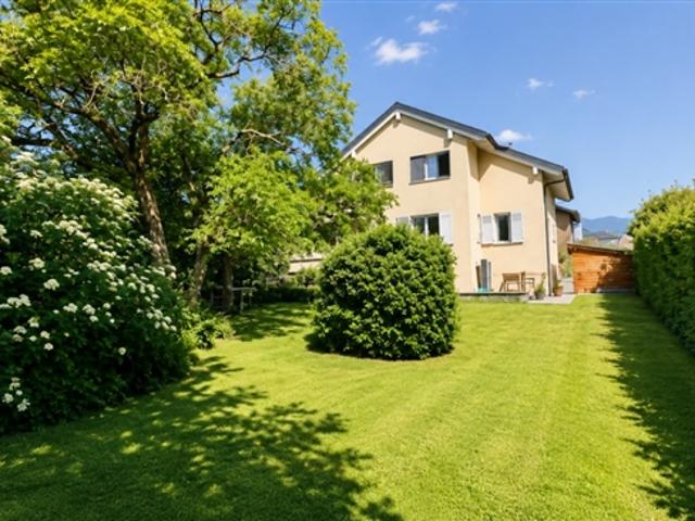 Wunderschöne freistehende Villa mit zwei Wohneinheiten und einem als großes Studio eingerichteten Raum, in unmittelbarer Nähe des Zentrums von Yverdon, mit einem großzügigen, baumreichen und blü …