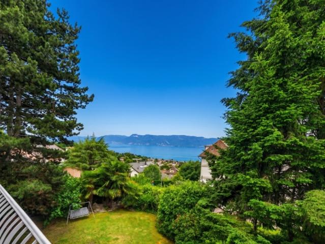 Wunderschöne freistehende Villa mit Blick auf den See