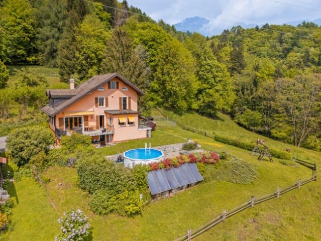 Wunderschöne freistehende Villa mit herrlichem Blick auf den See