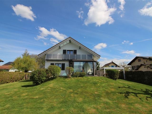 Wunderschöne freistehende Villa mit Schwimmbad und großem Garten