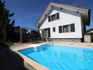 Wunderschöne freistehende Villa mit Schwimmbad und großem Garten