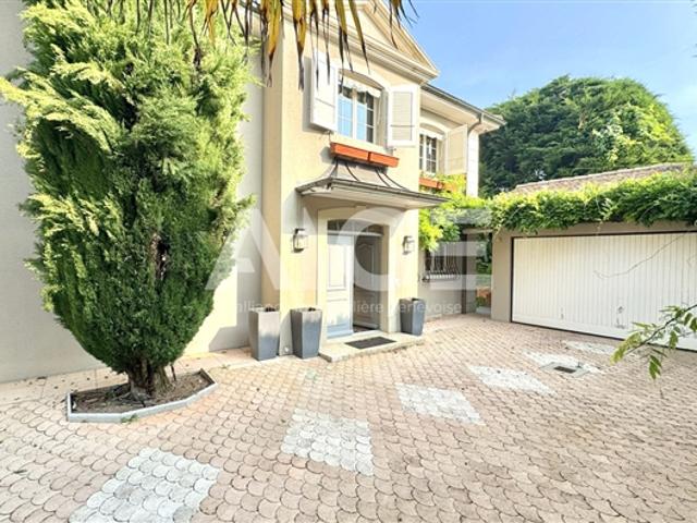 Wunderschöne freistehende Villa mit Schwimmbad