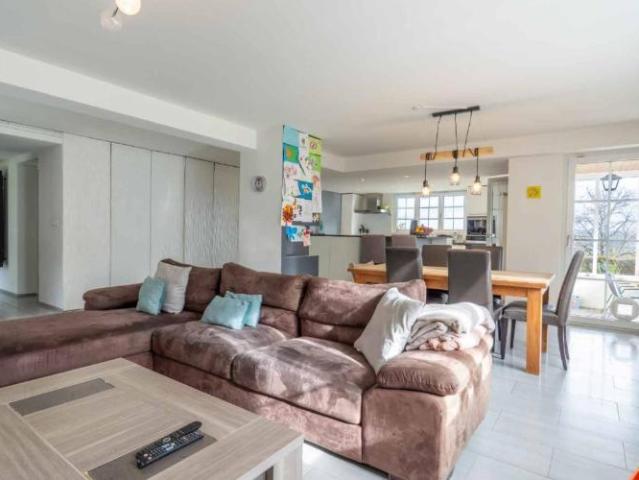 Wunderschöne freistehende 5½ Zimmer Villa mit freier Aussicht, überdachter Terrasse, Aufstellpool und grossem grünen Garten
