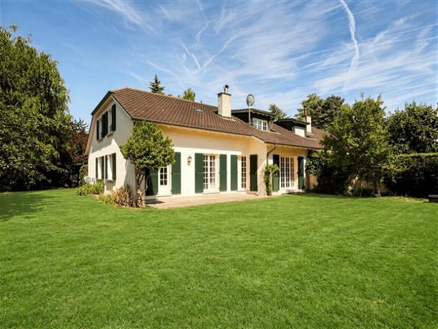Wunderschöne klassische Villa mit großem Garten in Thônex