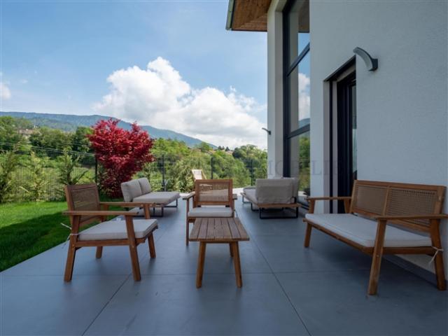 Wunderschöne, kürzlich freistehende Villa mit vier Schlafzimmern