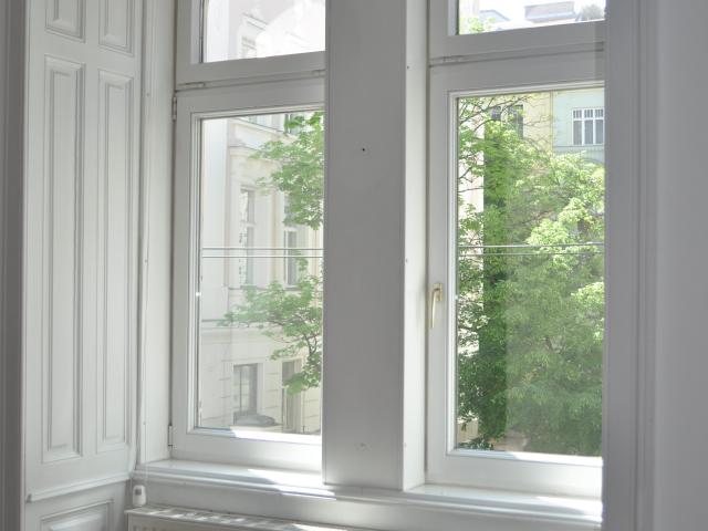 WUNDERSCHÖNE HELLE ALTBAUWOHNUNG MIT GEMEINSCHAFTSGARTEN