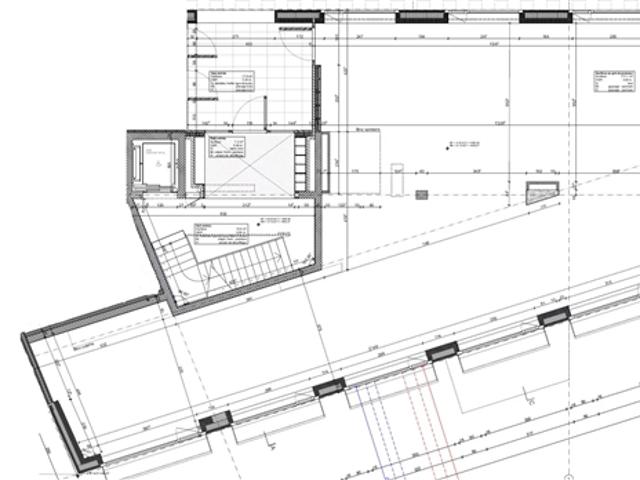 Wunderschöne, helle Arkade in einem neuen Gebäude