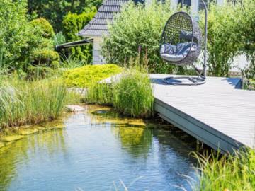 Wunderschöne Landhausstil Villa eingebettet in einem idyllischen Gartenparadies mit Schwimmteich