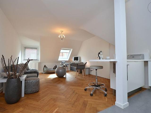 Wunderschöne, möblierte Altbauwohnung mit Reinigungsservice in Stuttgart West