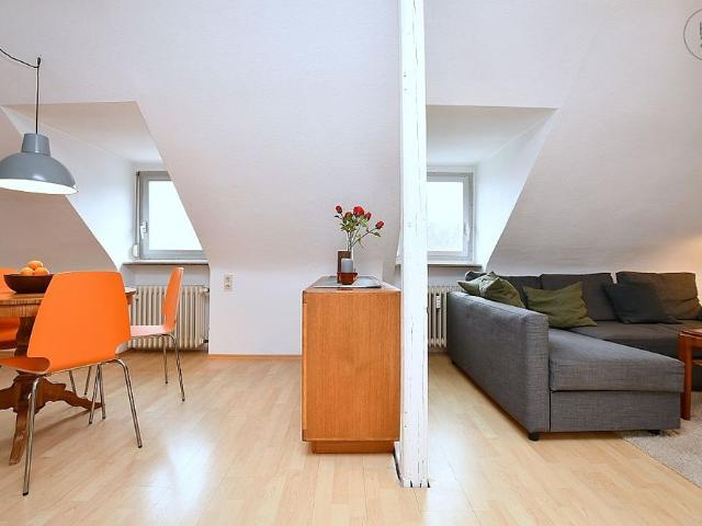 Wunderschöne, modern möblierte Dachgeschosswohnung in Stuttgart Ost