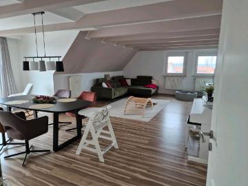 Wunderschöne, moderne 4 Zimmer Dachgeschosswohnung
