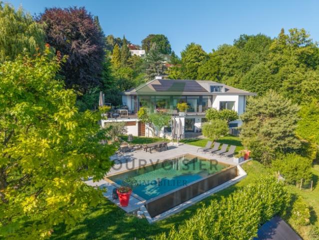 Wunderschöne moderne Villa mit Panoramablick und Spiegelpool