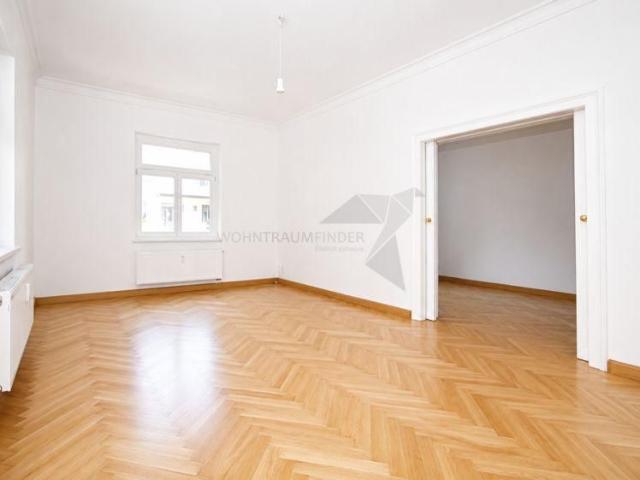Wunderschöne, sanierte 3 Raum Altbau Wohnung mit Balkon, Echtholzparket und großem Hausgarten