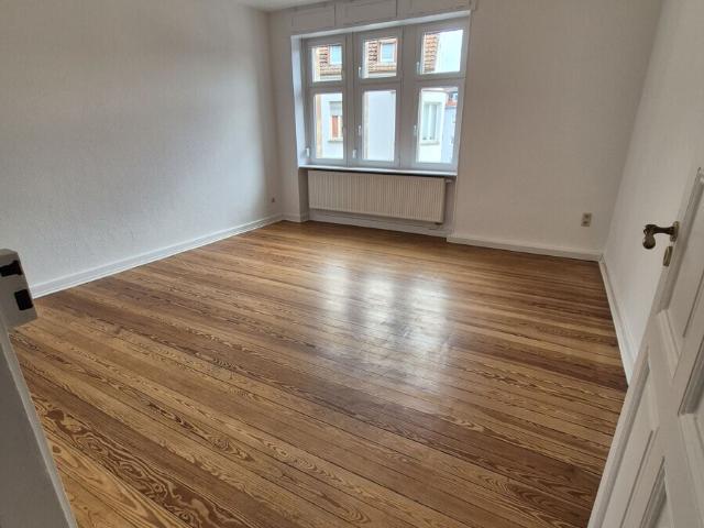 Wunderschöne, renovierte 2ZKB Altbauwohnung in SB St. Arnual!