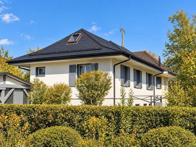 WUNDERSCHÖNE RENOVIERTE VILLA MIT 3 WOHNUNGEN UND GARTEN