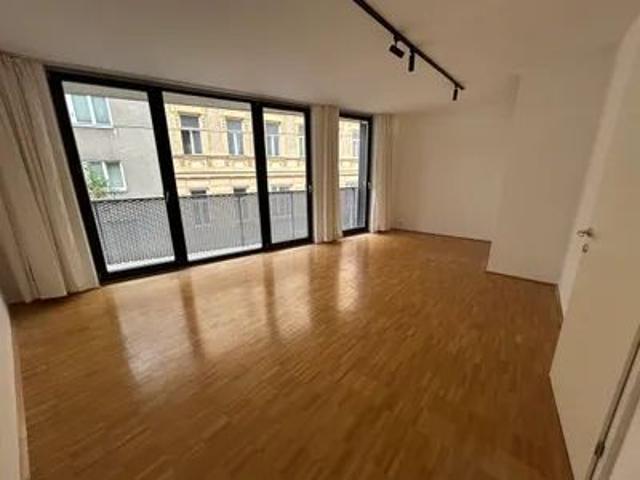 Wunderschöne, ruhige, helle und bezugsfertige Wohnung in trendigem Wohnhaus, mit zwei getrennt begehbaren Zimmern und jeweils eigenem Balkon