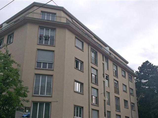 Wunderschöne Wohnung in einer ruhigen Gegend, nahe dem Beaulieu Palast. Diese 5,5 Zimmer Wohnung liegt idealerweise in der Nähe von öffentlichen Verkehrsmitteln, Geschäften und Schulen