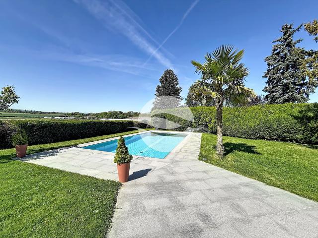 Wunderschöne und geräumige moderne Villa mit freiem Blick!