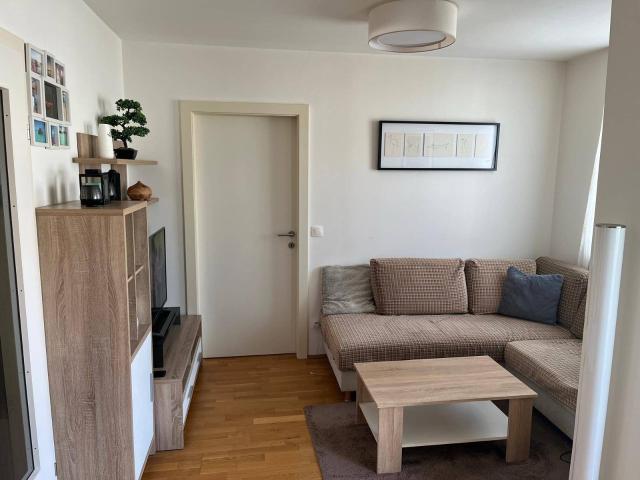 Wunderschöne, voll möblierte 2 Zimmer Wohnung mit Loggia nahe U1