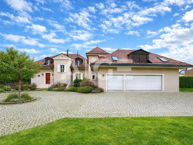 Wunderschöne Villa auf 2'600m2 grossem Grundstück mit 80m2 grossem Nebengebäude