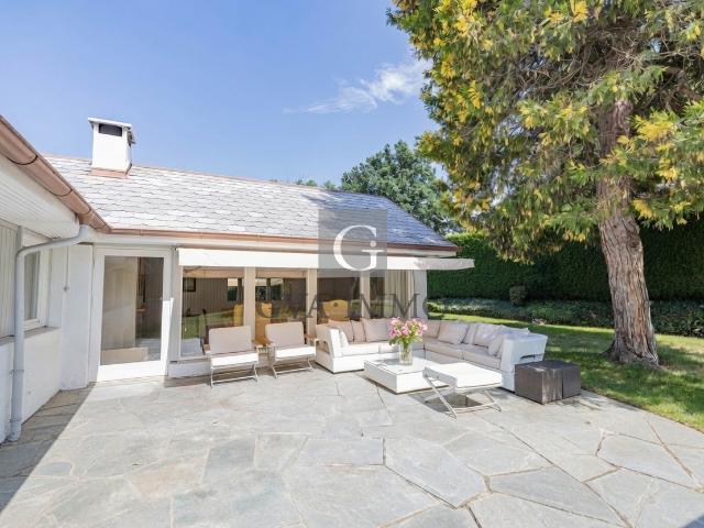Wunderschöne Villa in absoluter Ruhe auf einem wunderschön bepflanzten Grundstück